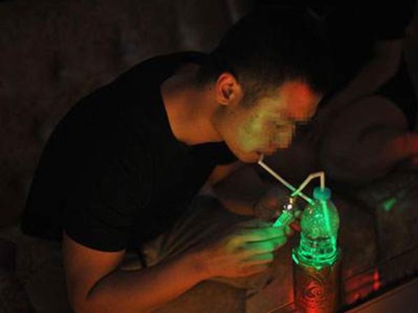 吸冰毒会危害人类的大脑中枢系统吗?多长时间会上瘾？